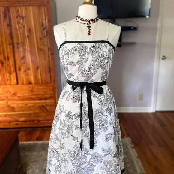 Dressbarn Womens Toile Floral Midi Dress White Black Cotton Fit Flare Size 8 - Picture 2 of 8